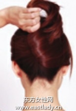 層次感單側(cè)辮營造親巧感