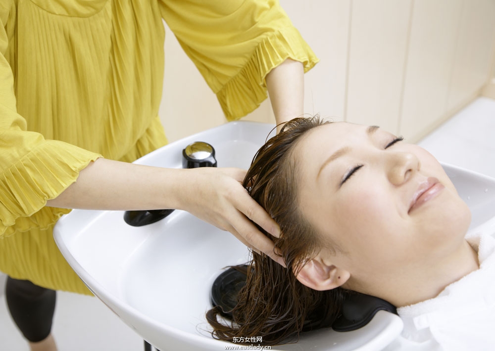 頭發(fā)油怎么辦 簡單五步讓你的秀發(fā)清爽柔亮