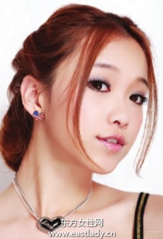 雙麻花辮繞盤發(fā)打造浪漫異域風(fēng)情