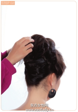 尖尾梳倒梳劉海營造狂野風(fēng)格