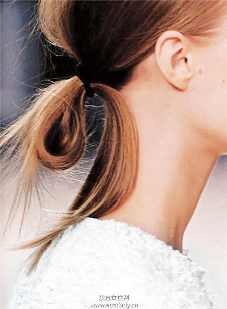 跟當(dāng)紅明星學(xué)綁及肩短發(fā) 變身率性女神