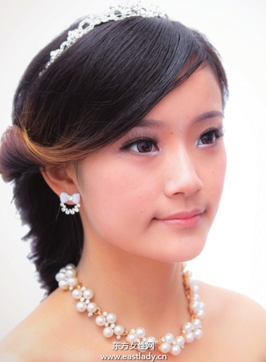 劉海后梳塑造韓式發(fā)型