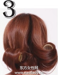 使用卷發(fā)卷打造富有變化感卷發(fā)