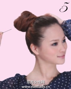 可愛丸子頭發(fā)型設(shè)計(jì)散發(fā)無限美麗清涼氣息