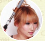 倒梳手法打造蓬松感盤發(fā)發(fā)型