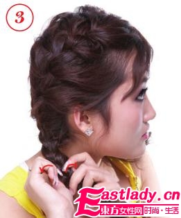 三股辮+裝飾發(fā)夾打造時(shí)尚潮流發(fā)型
