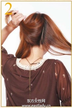 用劉海發(fā)束編出細(xì)細(xì)小辮子