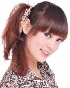 馬尾搭配樹(shù)形夾提升優(yōu)雅氣質(zhì)