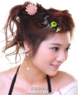 柔媚動人盤發(fā)發(fā)型設(shè)計