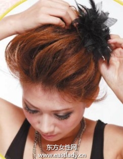 適合小臉發(fā)型的上翻劉海梳法