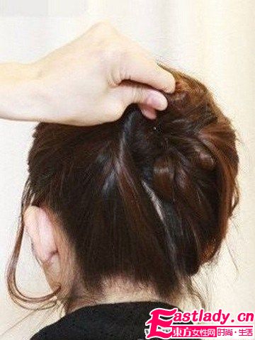 【盤發(fā)圖解】十分鐘搞定甜美韓式盤發(fā)造型