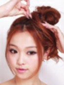 適合圓臉MM的中分劉海盤發(fā)發(fā)型設(shè)計