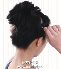 緊致雙蜈蚣辮穩(wěn)重增加親切感