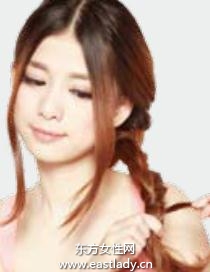 松散側(cè)編發(fā)+兔耳發(fā)箍打造約會發(fā)型