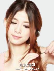 松散側(cè)編發(fā)+兔耳發(fā)箍打造約會發(fā)型