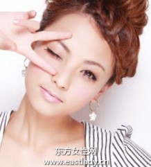 麻花辮式劉海突顯淡淡小女人味