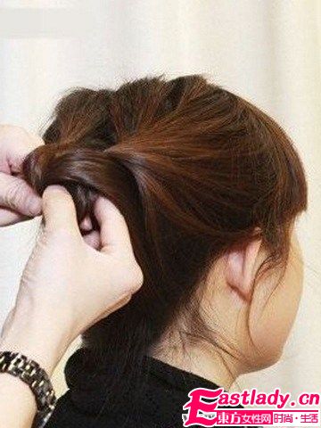 【盤發(fā)圖解】十分鐘搞定甜美韓式盤發(fā)造型