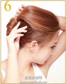 飽滿盤發(fā)展現(xiàn)女性成熟魅力