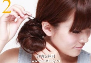 小丸子低盤發(fā)展現(xiàn)獨特可愛氣質(zhì)