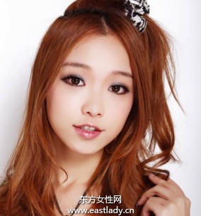 利用發(fā)飾墊高法重新打造張力美發(fā)