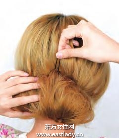 2013流行韓式盤發(fā)圖解教程 塑造高貴端莊氣質(zhì)