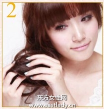 蓬松卷發(fā)塑造層次感呈現清爽印象