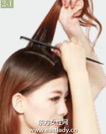 松散側(cè)編發(fā)+兔耳發(fā)箍打造約會發(fā)型