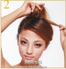 扎馬尾辮卷出筒形劉海發(fā)型