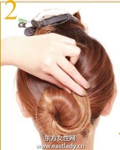 飽滿盤發(fā)展現(xiàn)女性成熟魅力