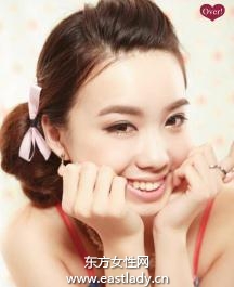 側(cè)擰卷花苞頭發(fā)型設(shè)計(jì)在平凡中大放異彩