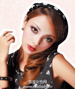 單側(cè)繞編絲巾辮營造復(fù)古華麗風(fēng)情