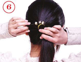 簡(jiǎn)單馬尾辮的扎法 具有讓臉變小的效果哦