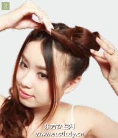 嬉哈風(fēng)格雙丸子發(fā)型扎法
