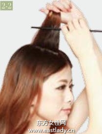 松散側(cè)編發(fā)+兔耳發(fā)箍打造約會發(fā)型