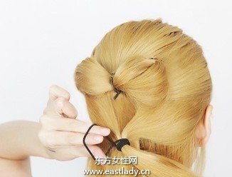 蝴蝶結(jié)的系法圖解打造氣質(zhì)名媛發(fā)型