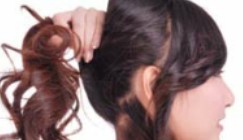 蝴蝶結(jié)對(duì)夾發(fā)型設(shè)計(jì)打造草莓般甜蜜心情