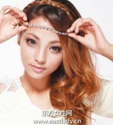 閃亮水鉆搭配交叉卷發(fā)時尚感十足