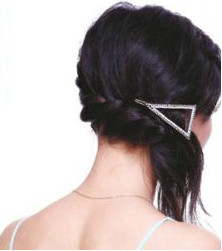 蓬松飄逸斜發(fā)發(fā)型設(shè)計給人驚艷的感覺