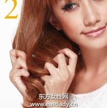 用卷發(fā)梳打理出蓬松卷發(fā)發(fā)型