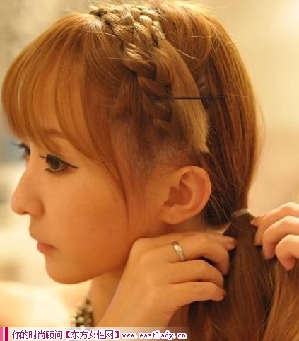 DIY韓式發(fā)箍編發(fā) 讓你散發(fā)獨(dú)特甜美魅力