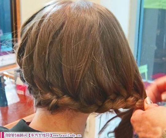 簡單易學(xué)法式盤發(fā)發(fā)型圖解 跟上時尚潮流腳步