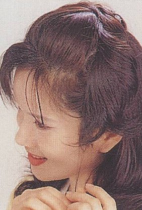 改變發(fā)尾卷向 打造嫵媚氣質