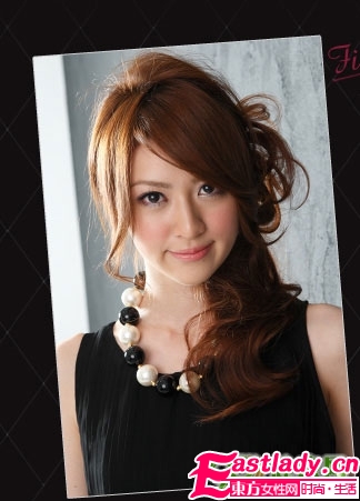 強(qiáng)薦 節(jié)日款靚麗發(fā)型DIY步驟圖解