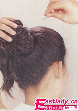 利用簡單馬尾發(fā)型 展現(xiàn)時尚活力
