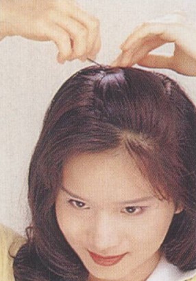 改變發(fā)尾卷向 打造嫵媚氣質(zhì)