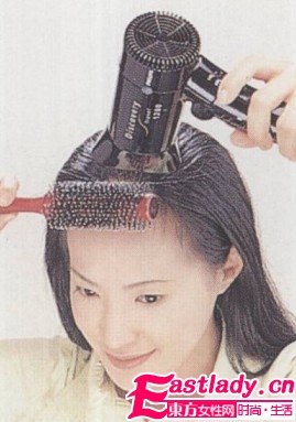 利用卷發(fā)梳打造時(shí)尚學(xué)生妹發(fā)型