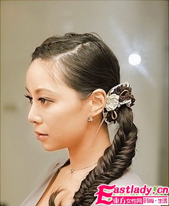 前額辮+側(cè)魚骨辮的發(fā)型編法圖解