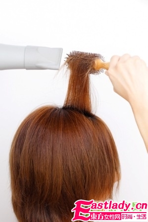 用卷發(fā)棒給短發(fā)卷發(fā)的方法