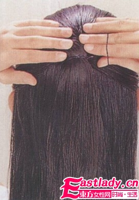 利用簡(jiǎn)單馬尾發(fā)型 展現(xiàn)時(shí)尚活力