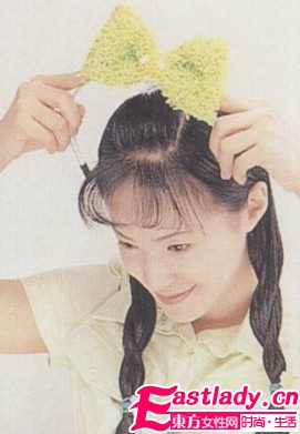 利用卷發(fā)梳打造時(shí)尚學(xué)生妹發(fā)型